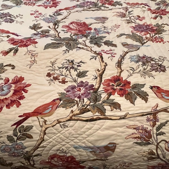 WAVERLY FULL/QUEEN REVERSIBLE QUILT WITH  BEDSKIRT AND 2 SHAMS - Picture 5 of 6